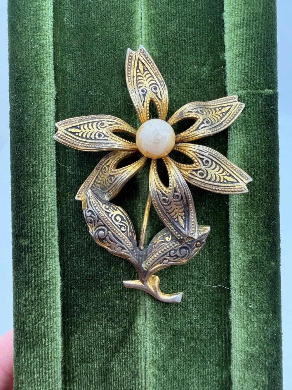 Vintage Damascene Gold Tone Faux Pearl Flower Brooch - Picture 1 of 4